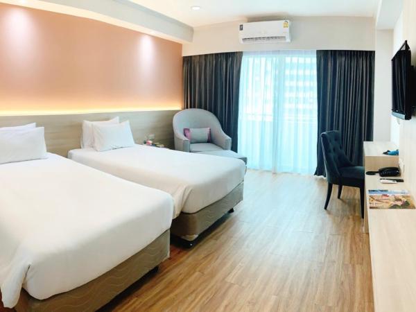 Miloft Sathorn Hotel - SHA Plus Certified : photo 1 de la chambre chambre double ou lits jumeaux deluxe avec balcon