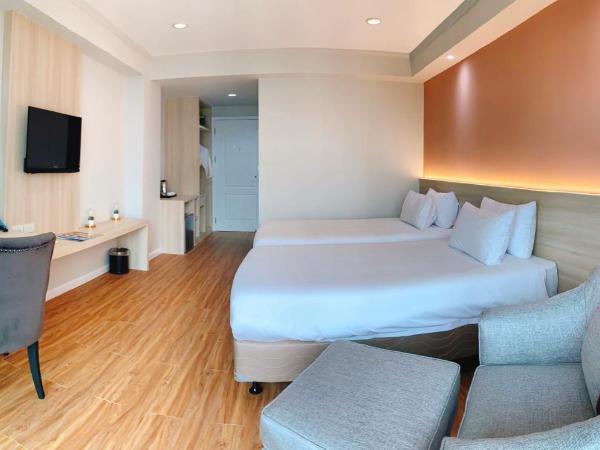 Miloft Sathorn Hotel - SHA Plus Certified : photo 2 de la chambre chambre double ou lits jumeaux deluxe avec balcon