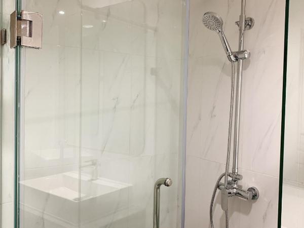 Miloft Sathorn Hotel - SHA Plus Certified : photo 9 de la chambre chambre double ou lits jumeaux deluxe avec balcon