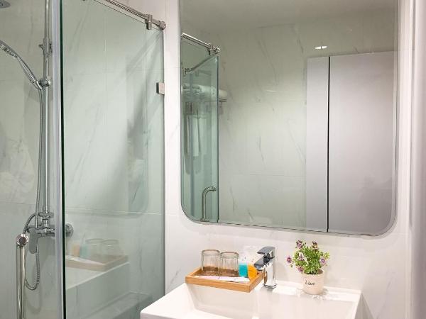 Miloft Sathorn Hotel - SHA Plus Certified : photo 8 de la chambre chambre double ou lits jumeaux deluxe avec balcon