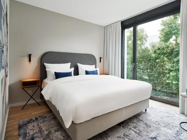 June Six Hotel Berlin City West : photo 1 de la chambre chambre lit king-size - vue sur jardin