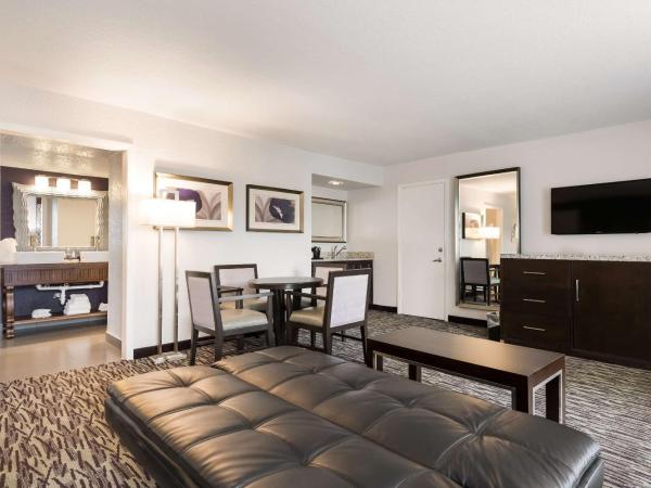 Clarion Inn & Suites Across From Universal Orlando Resort : photo 3 de la chambre chambre lit king-size avec coin cuisine - non-fumeurs