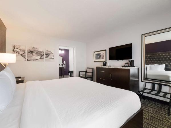 Clarion Inn & Suites Across From Universal Orlando Resort : photo 6 de la chambre chambre lit king-size - accessible aux personnes à mobilité réduite - sans frais de service