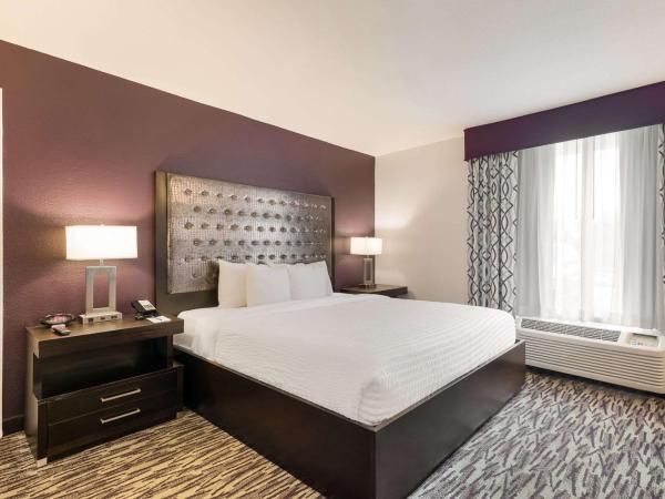 Clarion Inn & Suites Across From Universal Orlando Resort : photo 2 de la chambre chambre lit king-size - côté piscine - sans frais de service