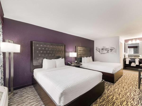 Clarion Inn & Suites Across From Universal Orlando Resort : photo 2 de la chambre chambre avec 2 lits queen-size (pas de taxe de séjour)