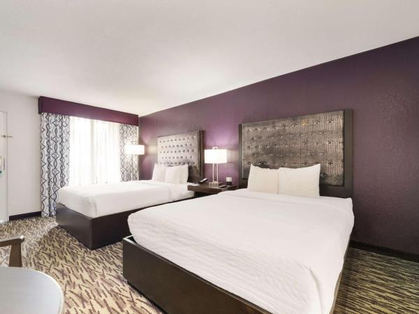 Clarion Inn & Suites Across From Universal Orlando Resort : photo 4 de la chambre chambre avec 2 lits queen-size (pas de taxe de séjour)