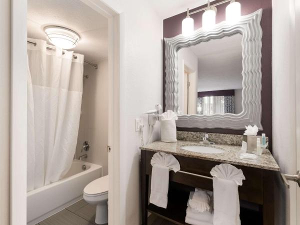 Clarion Inn & Suites Across From Universal Orlando Resort : photo 1 de la chambre chambre avec 2 lits queen-size (pas de taxe de séjour)
