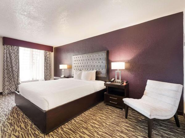 Clarion Inn & Suites Across From Universal Orlando Resort : photo 4 de la chambre chambre lit king-size (pas de taxe de séjour)