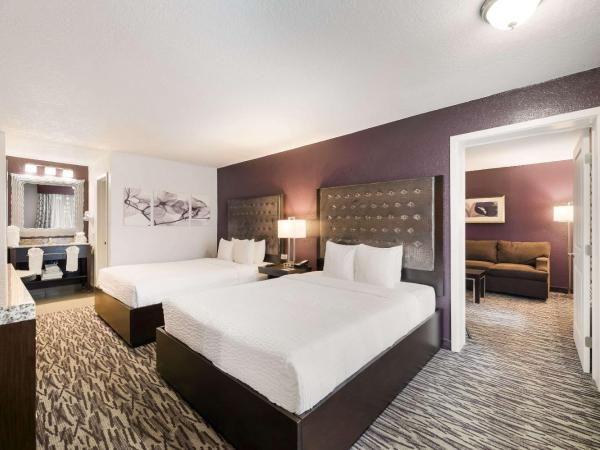 Clarion Inn & Suites Across From Universal Orlando Resort : photo 2 de la chambre suite 2 lits queen-size et canapé-lit - sans frais de service