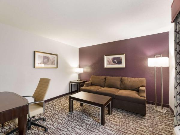 Clarion Inn & Suites Across From Universal Orlando Resort : photo 4 de la chambre suite 2 lits queen-size et canapé-lit - sans frais de service