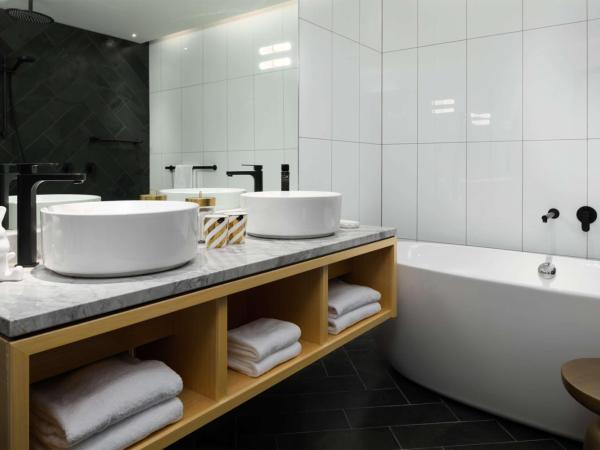 QT Wellington : photo 1 de la chambre chambre lit king-size qt harbour view