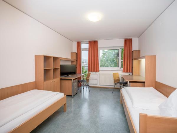 Kolpinghaus Salzburg : photo 2 de la chambre chambre double ou lits jumeaux avec lit d'appoint 