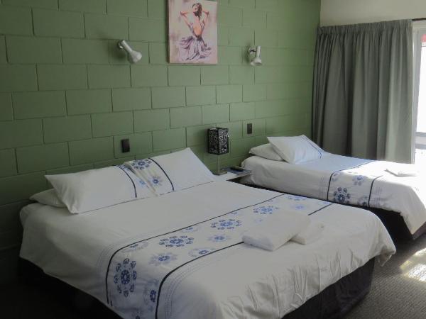 Kuirau Park Motor Lodge : photo 1 de la chambre chambre lit queen-size avec bain à remous