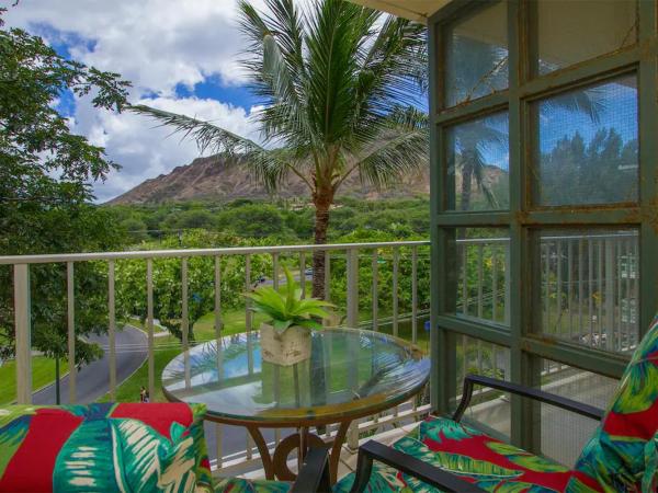 Diamond Head Beach Hotel : photo 2 de la chambre chambre lit king-size - vue sur montagne