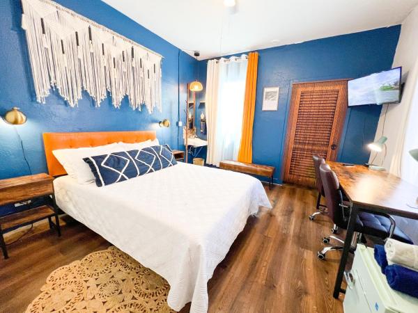 ITH Mission Beach Backpacker Hostel : photo 1 de la chambre chambre lit queen-size avec salle de bains commune 