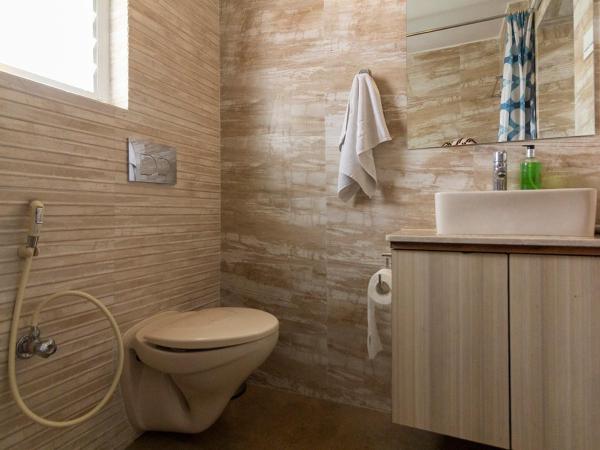 Neelam Bed & Breakfast : photo 8 de la chambre chambre lit king-size avec salle de bains privative