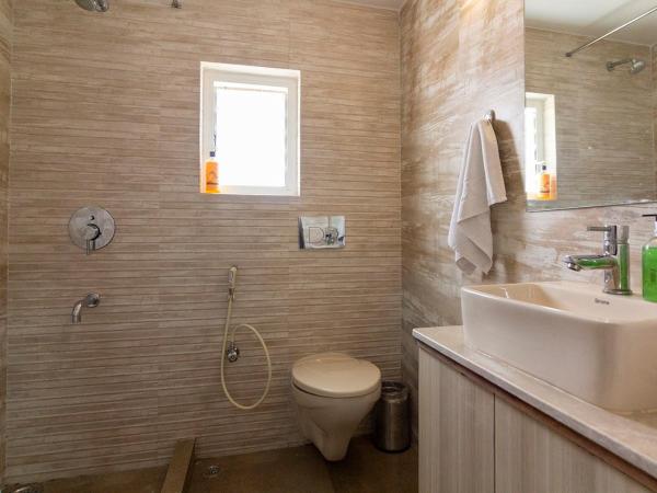 Neelam Bed & Breakfast : photo 9 de la chambre chambre lit king-size avec salle de bains privative