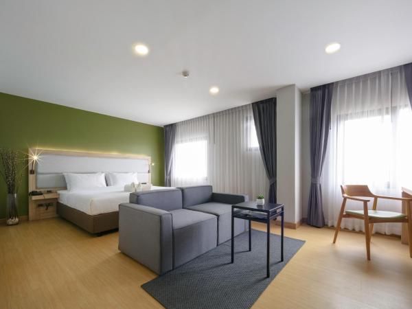 Prime Square Hotel : photo 2 de la chambre chambre lit king-size deluxe - vue sur jardin