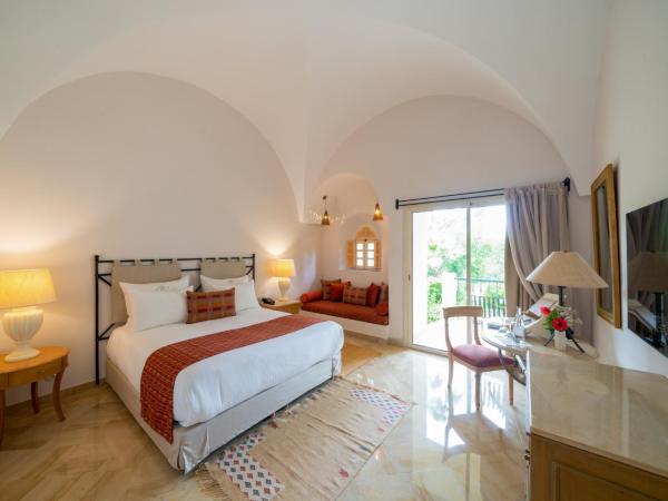The Residence Tunis : photo 3 de la chambre hébergement lit king-size deluxe - vue sur piscine