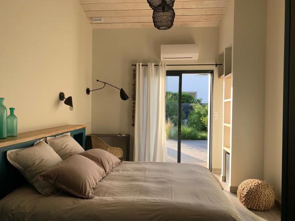 Maison d'hôtes Etxea_&_co : photo 4 de la chambre chambre lit king-size - vue sur piscine