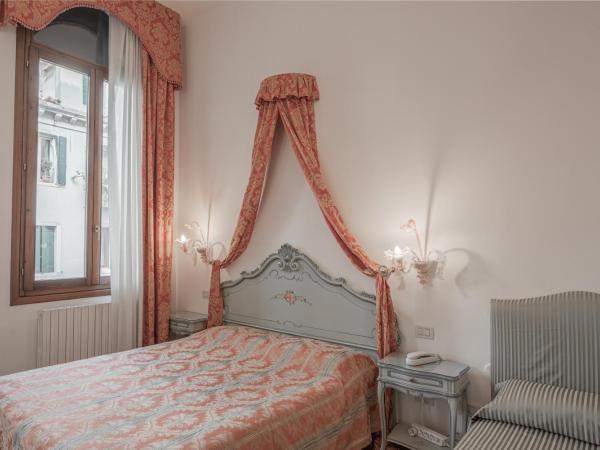 Hotel al Sotoportego : photo 6 de la chambre chambre triple - vue sur canal