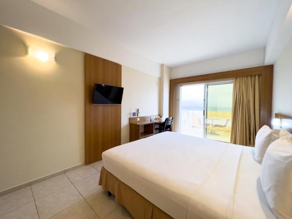 Praiamar Express Hotel : photo 2 de la chambre chambre de luxe - vue sur mer et balcon