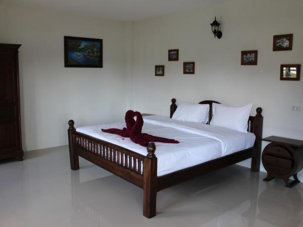 Villa Colina Khao Lak Rooms and Bungalows - Adults Only : photo 5 de la chambre chambre lit king-size - vue sur jardin
