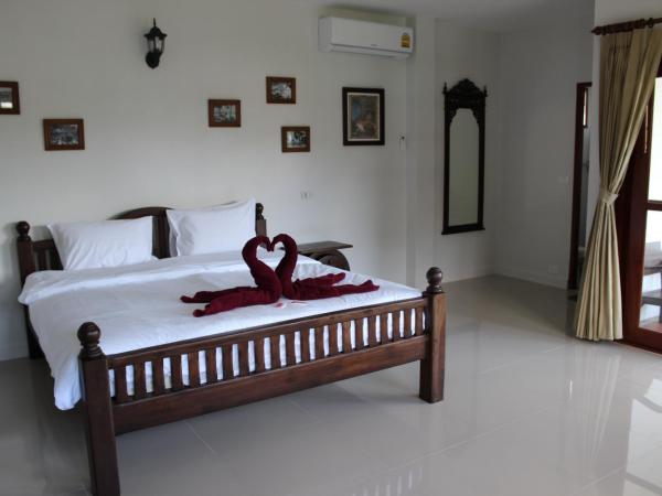 Villa Colina Khao Lak Rooms and Bungalows - Adults Only : photo 6 de la chambre chambre lit king-size - vue sur jardin