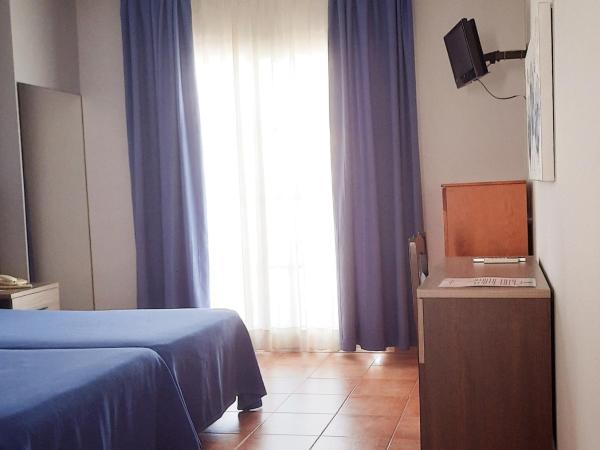 Hostal La Colonia : photo 1 de la chambre chambre lits jumeaux