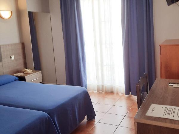 Hostal La Colonia : photo 4 de la chambre chambre lits jumeaux