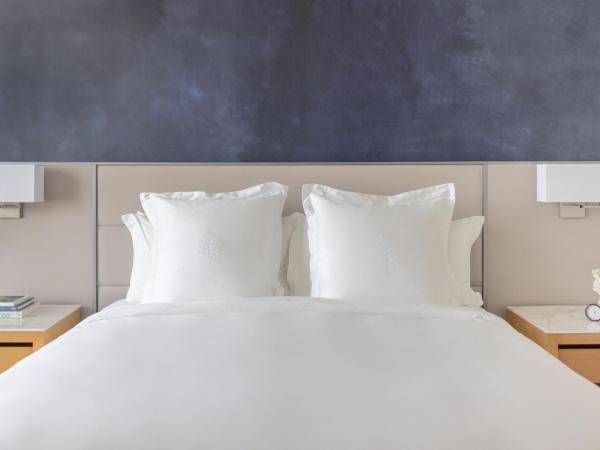 Four Seasons St. Louis : photo 3 de la chambre chambre lit king-size avec vue sur la ville et douche adaptée - accessible aux personnes à mobilité réduite