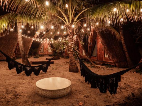 Selina Poc Na Isla Mujeres : photo 8 de la chambre private teepee, shared bathroom