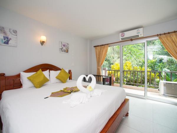 Srichada Hotel Khaolak - SHA Extra Plus : photo 6 de la chambre chambre lit queen-size avec balcon