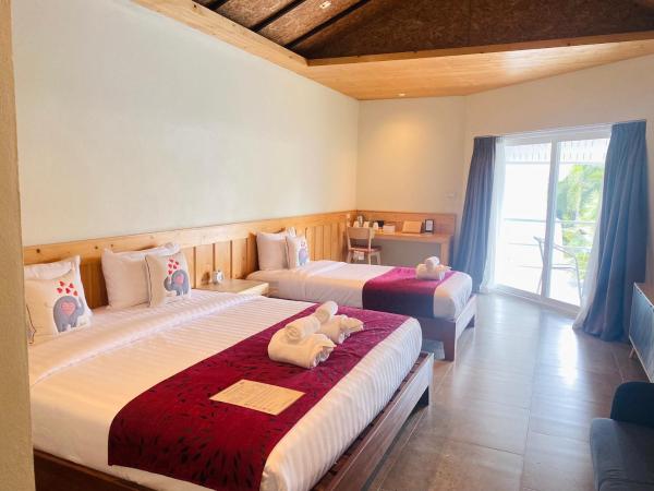 Good Times Resort Kanchanaburi : photo 1 de la chambre chambre triple - vue sur la piscine