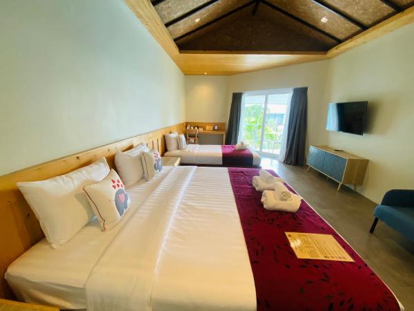Good Times Resort Kanchanaburi : photo 3 de la chambre chambre triple - vue sur la piscine