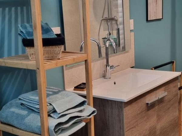 Au Nid des Champs, Agréable chambre d'hôtes, proche de Chartres : photo 5 de la chambre chambre familiale - vue sur jardin