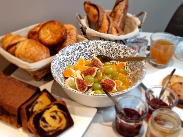 Au Nid des Champs, Agréable chambre d'hôtes, proche de Chartres : photo 9 de la chambre chambre familiale - vue sur jardin