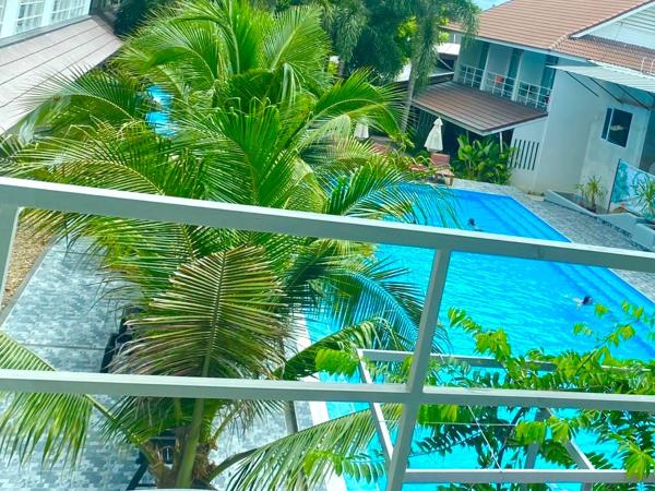 Good Times Resort Kanchanaburi : photo 4 de la chambre chambre triple - vue sur la piscine