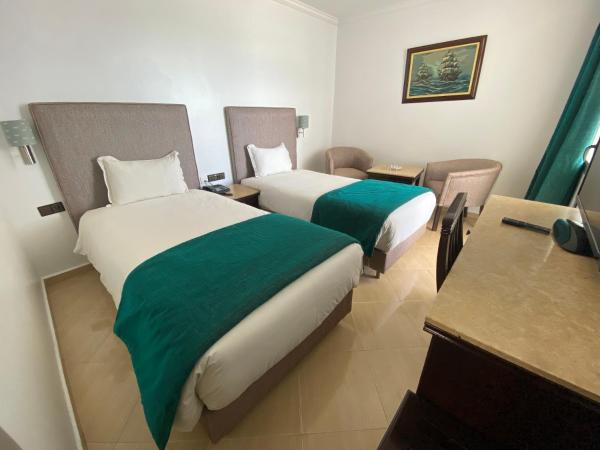 Hotel Azur : photo 1 de la chambre chambre lits jumeaux avec baignoire