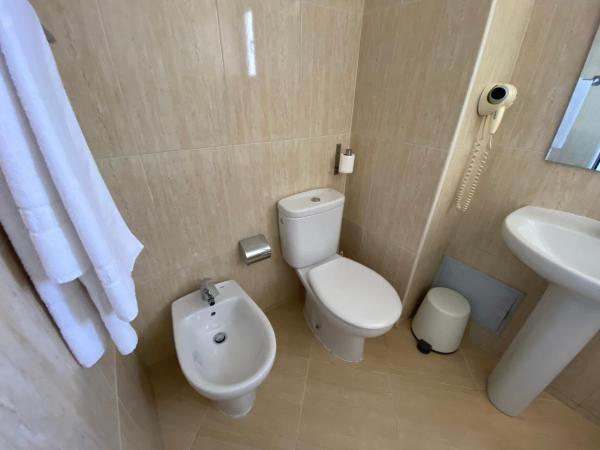 Hotel Azur : photo 4 de la chambre chambre lits jumeaux avec baignoire