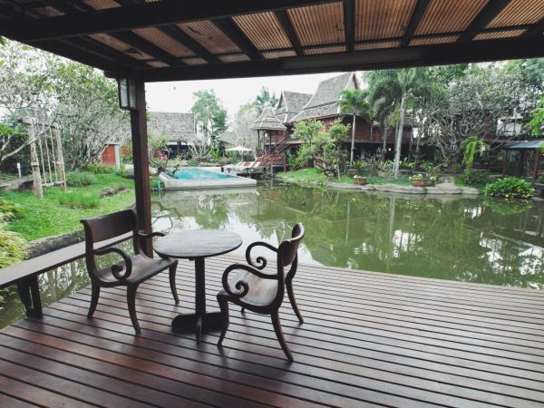 Baansuwanburi - บ้านสุวรรณบุรี : photo 3 de la chambre chambre lit queen-size - vue sur Étang et piscine