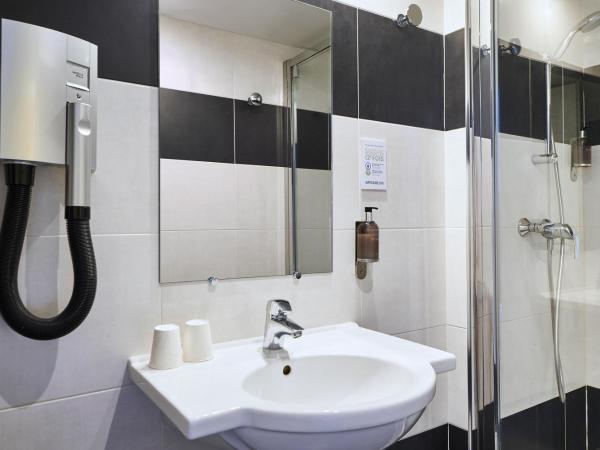 Hôtel Kabanel by Happyculture : photo 5 de la chambre chambre triple