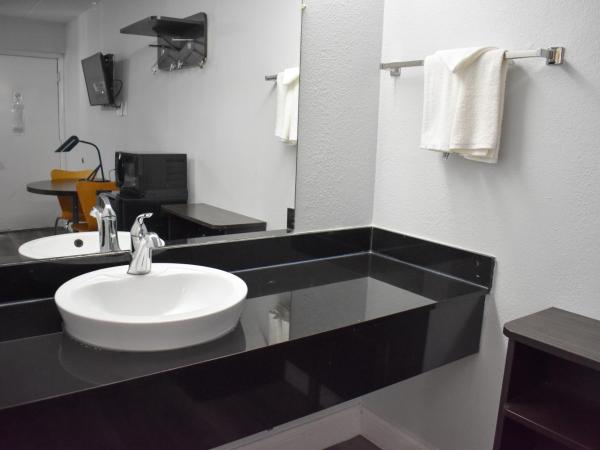 Motel 6 Columbus OH - OSU North : photo 10 de la chambre chambre lit king-size - accessible aux personnes à mobilité réduite - non-fumeurs