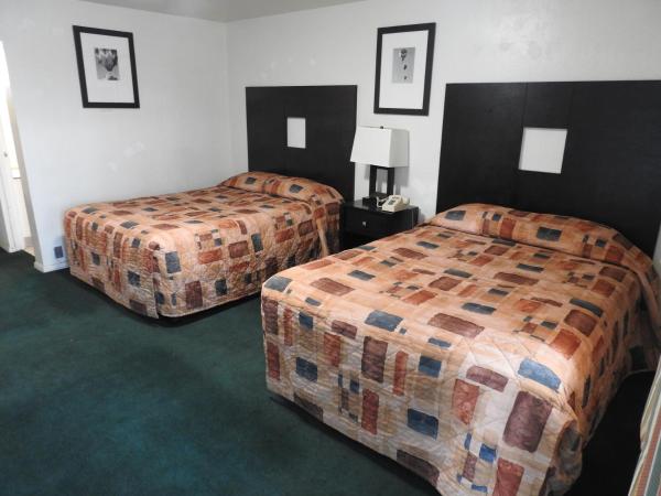 Downtown Inn : photo 1 de la chambre chambre avec 2 grands lits queen-size