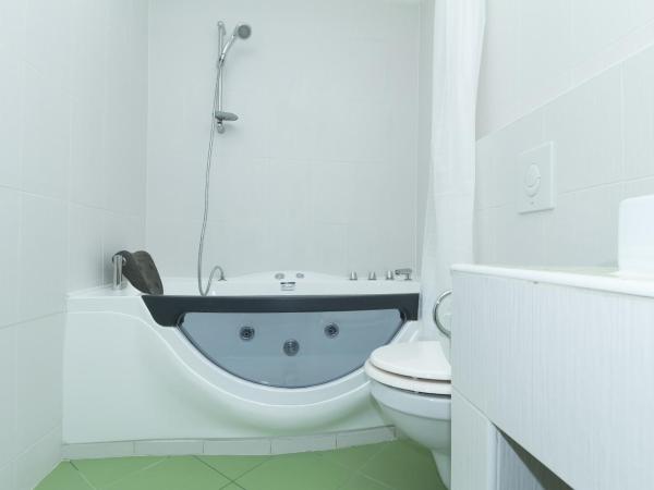 Budapest Bed and Breakfast : photo 6 de la chambre chambre double standard avec baignoire