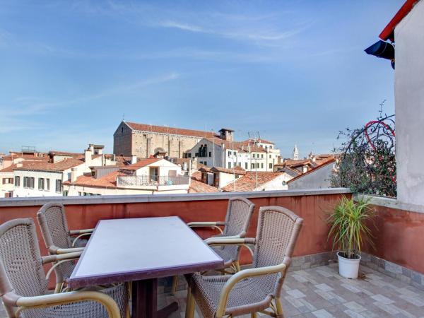 Locanda Delle Acque : photo 2 de la chambre chambre quadruple avec terrasse - vue sur canal