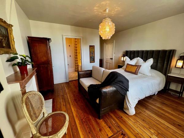 Maison Loire : photo 1 de la chambre chambre lit queen-size - vue sur jardin