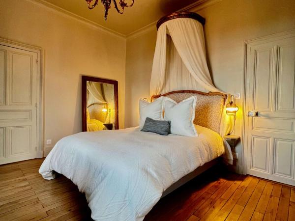 Maison Loire : photo 1 de la chambre chambre lit queen-size - vue sur jardin