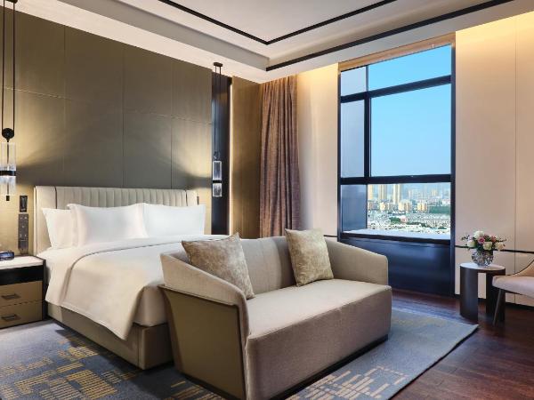 Crowne Plaza Wuhan Development Zone, an IHG Hotel : photo 2 de la chambre 1 king royal suite lake view lounge access