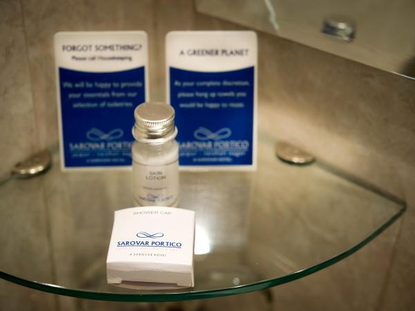 Sarovar Portico Jaipur : photo 3 de la chambre premium room with king bed and 2 pints of beer and 20% discount on fnb